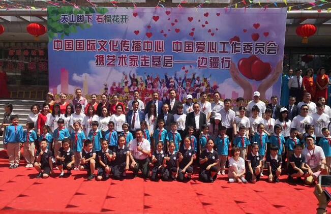 千里送暖 愛心藝術家行走邊疆，點亮文化與溫情之旅